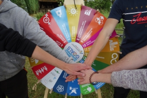 SDG_Glücksrad mit Händen (4)