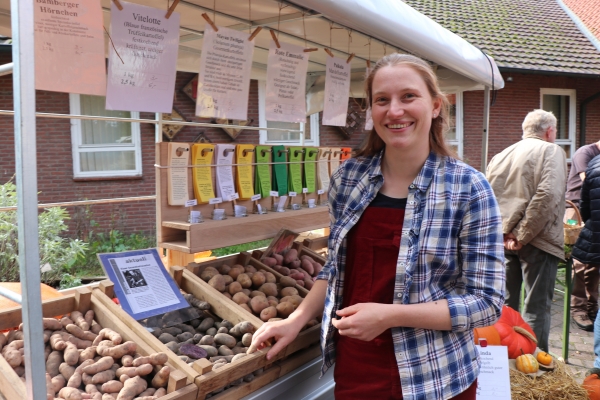 Sarah Horstick mit Auswahl Kartoffelsorten links Bamberger Hörnchen IMG_6146